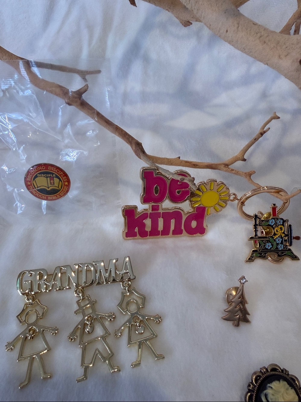 Vintage Pins - 10 Pieces Lot J - Picture 2 of 6